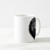 Wild Grace: auffallendes Portrait eines Löwen Kaffeetasse (VorderseiteRechts)
