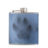 Wild grauer Wolf Paw Print im Winterschnee Flachmann (Vorderseite)