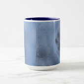 Wild grauer Wolf Paw Print im Winterschnee Tasse (Zentrum)