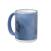 Wild grauer Wolf Paw Print im Winterschnee