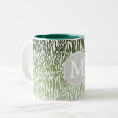 Wild Green Zebra Print Ombre Monogram Zweifarbige Tasse (Vorderseite Links)