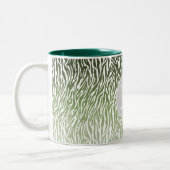 Wild Green Zebra Print Ombre Monogram Zweifarbige Tasse (Links)