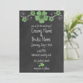 Wild grüne Rose Chalkboard Hochzeit Einladung (Stehend Vorderseite)