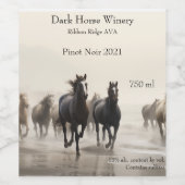 Wild horses on a foggy beach weinetikett (Einzelnes Label)