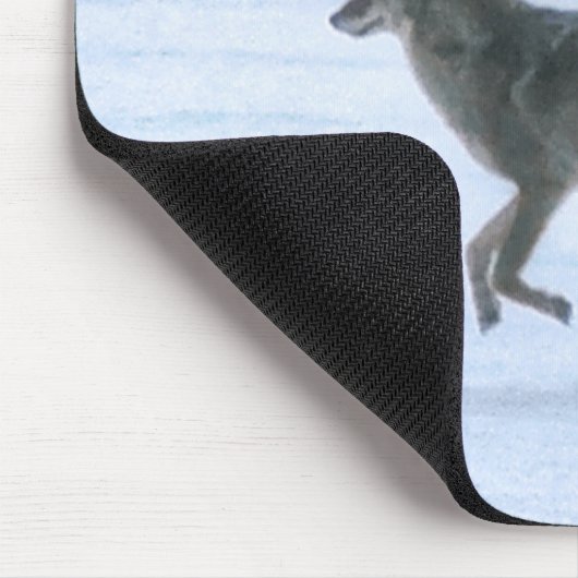 Wild Jackal Coyote Crossing Frozen Lake im Winter Mousepad (Ecke)