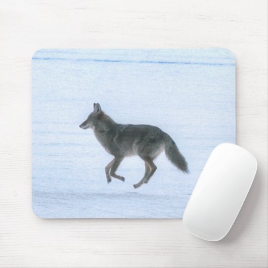 Wild Jackal Coyote Crossing Frozen Lake im Winter Mousepad (Mit Mouse)