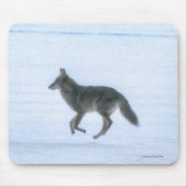 Wild Jackal Coyote Crossing Frozen Lake im Winter Mousepad (Vorne)