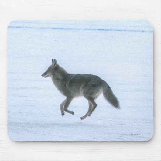 Wild Jackal Coyote Crossing Frozen Lake im Winter Mousepad (Vorne)