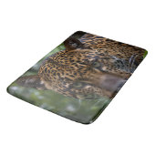 Wild Jaguar tief im Wald, Badematte (Schrägansicht)