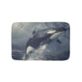 Wild Killer Whale Jumping Badematte (Vorderseite)