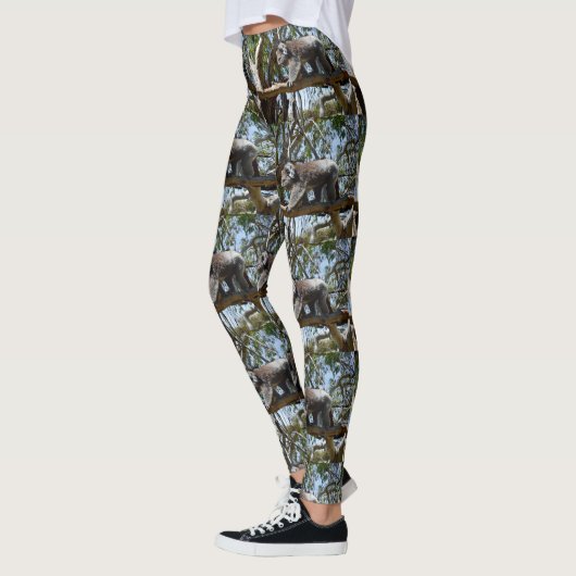 Wild-Koala-Bär, der auf einem Baumzweig spaziert, Leggings (Links)