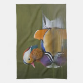 Wild Mandarin Duck Aix galericulata) auf dunkel Handtuch (Vertikal)