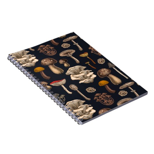 Wild Mushrooms auf grafischem schwarzem Notebook Notizblock (Rechte Seite)