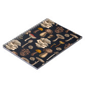 Wild Mushrooms auf grafischem schwarzem Notebook Notizblock (Linke Seite)