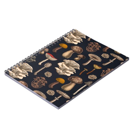 Wild Mushrooms auf grafischem schwarzem Notebook Notizblock (Linke Seite)