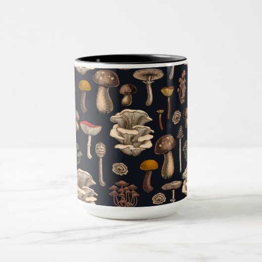 Wild Mushrooms on Grafit Tasse (Zentrum)