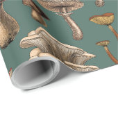 Wild Mushrooms on pine green Geschenkpapier (Rolleneckpunkt)