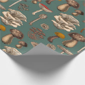 Wild Mushrooms on pine green Geschenkpapier (Ecke)