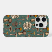 Wild Mushrooms on pine green iPhone Hülle (Rückseite (Horizontal))