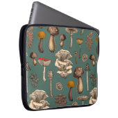 Wild Mushrooms on pine green Laptopschutzhülle (Vorne Rechts)