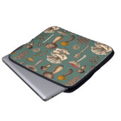Wild Mushrooms on pine green Laptopschutzhülle (Vorne Knopf)