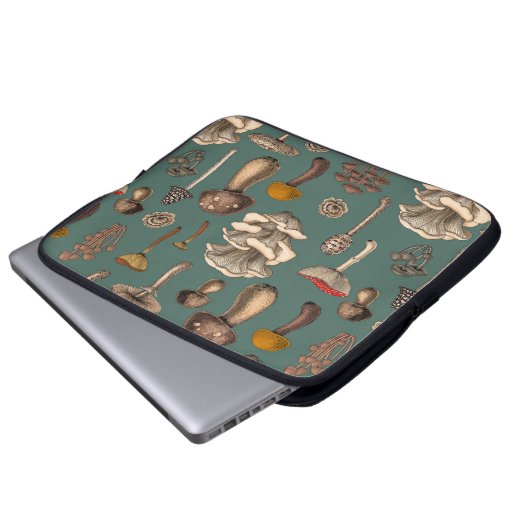 Wild Mushrooms on pine green Laptopschutzhülle (Vorne Knopf)