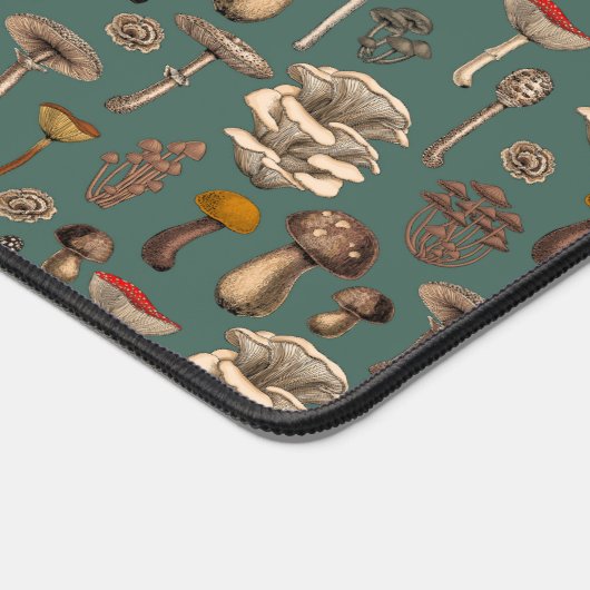 Wild Mushrooms on pine green Schreibtischunterlage (Ecke)