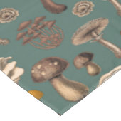 Wild Mushrooms on pine green Tischdecke (Schrägansicht)