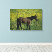 Wild Mustang Horse Stehend in Blume Leinwanddruck (Insitu (Holzboden))