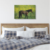 Wild Mustang Horse Stehend in Blume Leinwanddruck (Insitu (Schlafzimmer))