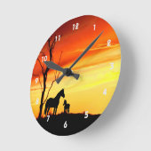 Wild Mustang Mare and Foal Silhouette With Sunset Runde Wanduhr (Winkel)