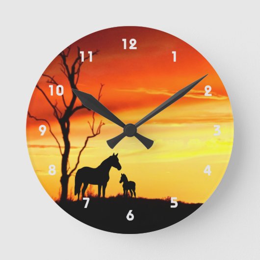 Wild Mustang Mare and Foal Silhouette With Sunset Runde Wanduhr (Vorderseite)
