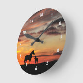 Wild Mustang Mare and Foal Silhouette With Sunset Runde Wanduhr (Winkel)