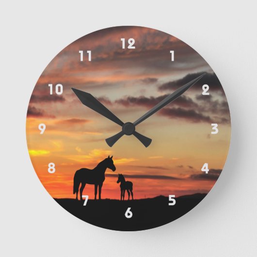 Wild Mustang Mare and Foal Silhouette With Sunset Runde Wanduhr (Vorderseite)