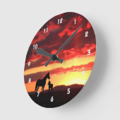 Wild Mustang Mare and Foal Silhouette With Sunset Runde Wanduhr (Winkel)