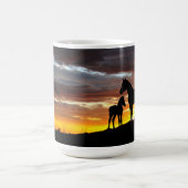 Wild Mustang Mare und Foal Kaffeetasse (Mittel)