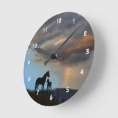 Wild Mustang Mare und Foal-Silhouette mit Regenbog Runde Wanduhr (Winkel)