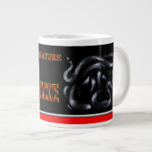 WILD NATURE - schwarze SNAKE-Designkollektion Jumbo-Tasse (Vorderseite Rechts)