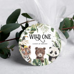 Wild One 1. Geburtstag | King of Things Crown Runder Aufkleber<br><div class="desc">Kleben Sie eine Touch auf Ihrer Korrespondenz oder Geschenkverpackung. Diese Aufkleber eignen sich hervorragend für Gastgeschenk-Taschen, Gooody-Taschen, Container, Umschlag Aufkleber, Party-Dekor und vieles mehr. Ein Wild One Birthday ist ein beliebtes Thema der ersten Geburtstagsfeier. Tropisches Dschungelfolien mit Gold verleiht diesem Thema Leben! Beginnend mit einer fabelhaften, gedruckten Einladung, Set den...</div>