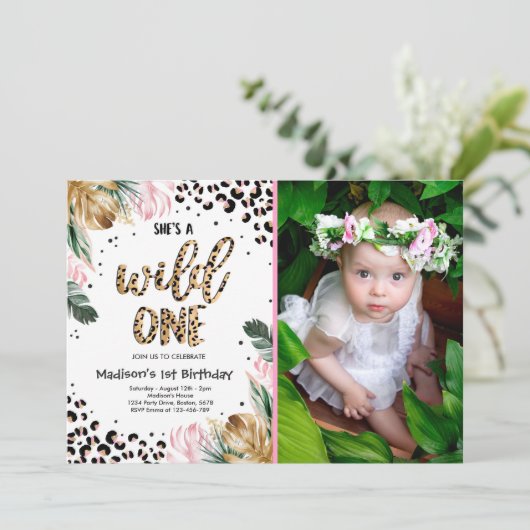 Wild One Birthday Leopard Print Wild Jungle Party Einladung (Stehend Vorderseite)