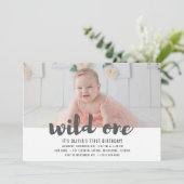 Wild One First Birthday Foto Party Einladung (Stehend Vorderseite)