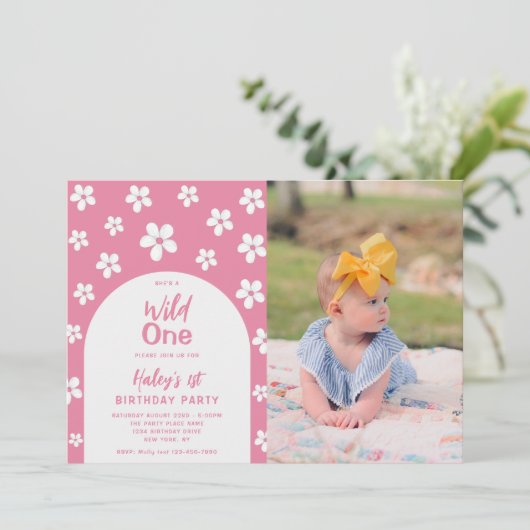 Wild One Floral Photo Baby Girl 1st Birthday Party Einladung (Stehend Vorderseite)