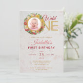 Wild One Girl Foto in Rose Wreath Erster Geburtsta Einladung (Stehend Vorderseite)