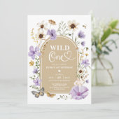 Wild One: Lavender Wildflower Meadow 1st Birthday Einladung (Stehend Vorderseite)