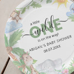 Wild One Safari Baby Shower Napkins Pappteller<br><div class="desc">Babyduschpapier-Teller mit Aquarellbildern für Affen,  Papagei,  Nashörner und Giraffen,  die in einem grünen Dschungelhintergrund sitzen. Die Stile,  die Größe und die Farbe des Schriftartes können durch Klicken auf den Link nach der Personalisierung anpassen geändert werden.</div>