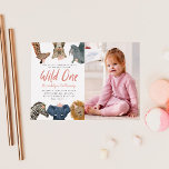 Wild One Safari Girl's First Birthday Party Foto Einladung<br><div class="desc">Niedliche und lustige Kindergeburtstagsfeier mit einem Foto,  in dem Safaritiere wie Giraffen,  Schneeleopard,  Nashorn,  Löwe,  Elefant und Zebra mit rosa Blume,  Kronen und Party-Hüten dargestellt werden. Im Text steht "Wild One". Ideal für ein Party zum 1. Geburtstag eines Mädchens.</div>