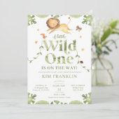 Wild One Safari Green Gender Neutral Baby Shower Einladung (Stehend Vorderseite)