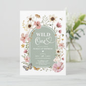Wild One: Sage Green Wildflower First Birthday Einladung (Stehend Vorderseite)