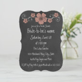 Wild Peach Rose Chalkboard Bridal Einladung (Stehend Vorderseite)