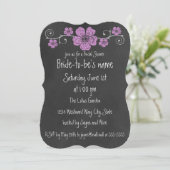 Wild Pink Roses Chalkboard Bridal Einladung (Stehend Vorderseite)